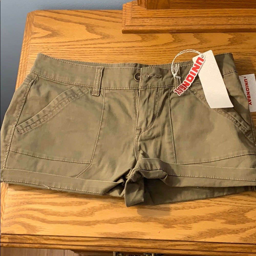 Unionbay Drew Shorts in color LT Walnut